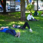 SAMSUN'DA SICAKLIK 33 DERECEYİ, NEM YÜZDE 90'I AŞTI BUNALTICI HAVA VATANDAŞLARI GÖLGELİK ALANLARA YÖNELTTİ