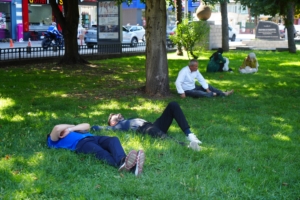 SAMSUN'DA SICAKLIK 33 DERECEYİ, NEM YÜZDE 90'I AŞTI BUNALTICI HAVA VATANDAŞLARI GÖLGELİK ALANLARA YÖNELTTİ