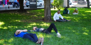 SAMSUN'DA SICAKLIK 33 DERECEYİ, NEM YÜZDE 90'I AŞTI BUNALTICI HAVA VATANDAŞLARI GÖLGELİK ALANLARA YÖNELTTİ