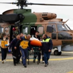 dusen-ucakta-agir-yaralanan-kadin-yolcu-helikopter-ile-erzuruma-getirildi-59zeluyQ.jpg