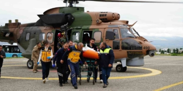 dusen-ucakta-agir-yaralanan-kadin-yolcu-helikopter-ile-erzuruma-getirildi-59zeluyQ.jpg