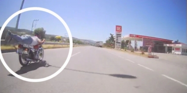 motosikletin-uzerine-yatan-surucu-arac-kameralarina-yansiyinca-ceza-yedi-Awg5dRqG.jpg