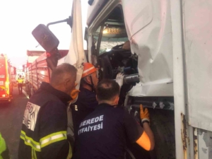 temde-kamyon-tira-arkadan-carpti-yarali-surucu-sikisti-OgWT5JOL.jpg