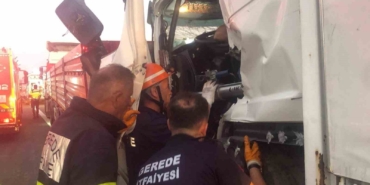 temde-kamyon-tira-arkadan-carpti-yarali-surucu-sikisti-OgWT5JOL.jpg