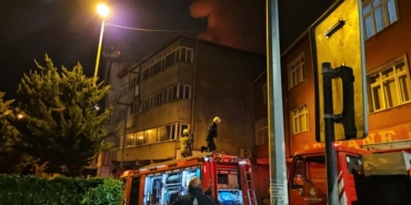beyoglunda-4-katli-binanin-catisi-alev-alev-yandi-vatandaslar-tahliye-edildi-LcIK6fdX.jpg
