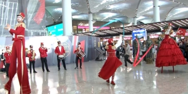 cumhuriyet-bayrami-istanbul-havalimaninda-coskuyla-kutlandi-vEWTmr6Y.jpg