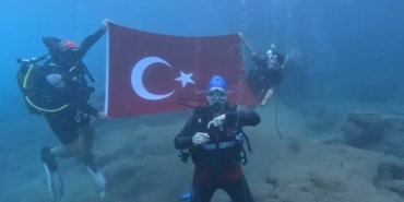 denizin-altinda-isaret-diliyle-istiklal-marsini-okudular-IsFQM3lD.jpg
