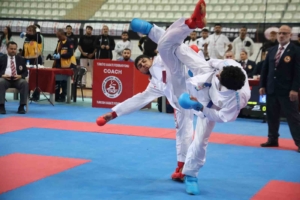 elazigda-binin-uzerinde-karate-sporcusu-milli-takima-secilmek-icin-ter-dokuyor-VSkzuSIl.jpg