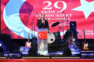 gaziosmanpasada-cumhuriyet-bayrami-fener-alayi-ve-konserlerle-kutlandi-OXIF4QfL.jpg
