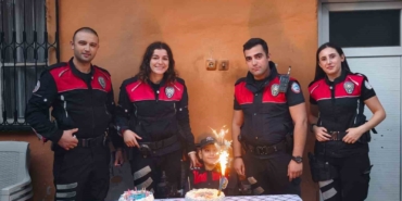polis-sirenleri-bu-kez-ozel-gereksinimli-cocuga-surpriz-icin-caldi-rTL9kNcC.jpg