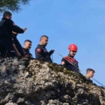 sarp-kayaliklarda-mahsur-kalan-keci-kurtarildi-SlCRtwzn.jpg