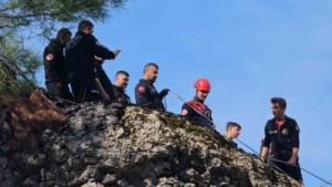 sarp-kayaliklarda-mahsur-kalan-keci-kurtarildi-SlCRtwzn.jpg