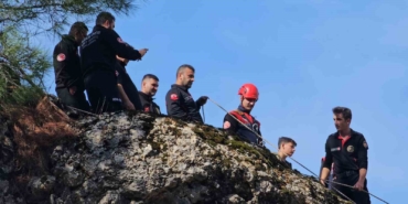 sarp-kayaliklarda-mahsur-kalan-keci-kurtarildi-SlCRtwzn.jpg