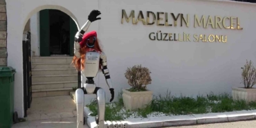 bursada-guzellik-merkezine-robot-isci-mesaiye-basladi-Dqtzgvp1.jpg