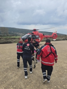 gokceadada-rahatsizlanan-iki-hasta-helikopter-ambulansla-canakkaleye-sevk-edildi-43OD5wLt.jpg