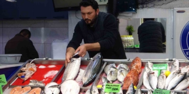 hamsi-denizlerde-yuzunu-gosterdi-tezgahlarda-fiyatini-korudu-8I72DRcg.jpg
