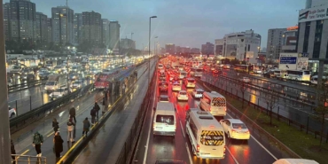 istanbulda-yagisla-birlikte-trafik-yogunlugu-yuzde-90a-ulasti-79lxfqYw.jpg