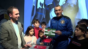 turkiyenin-3uncu-uzay-yolcusu-gokhan-erdem-uzaya-cikardigi-bursaspor-bayragini-guheme-teslim-etti-B7iy3cIR.jpg